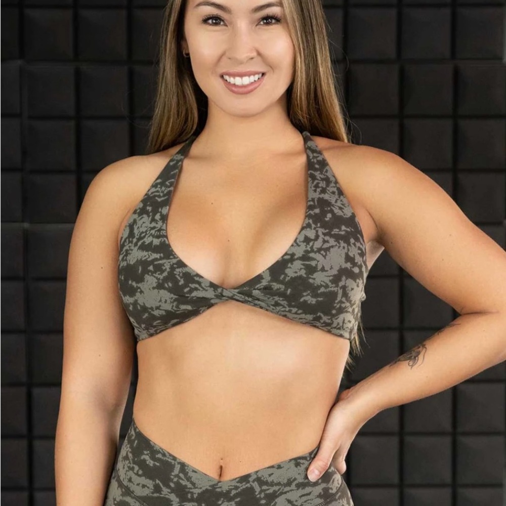 Violate the dress code twist sports bra green camo size small new nwt